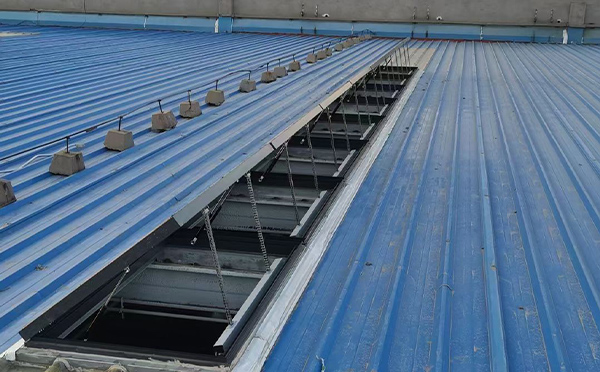 某城市大型商业综合体中庭宕昌排烟窗工程