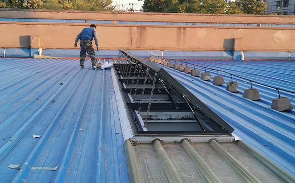 某区域性物流仓储中心宕昌排烟窗系统安装项目